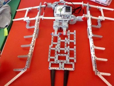 Zdjęcie przedstawia konstrukcję maszyny składającej koszulki z klocków lego.