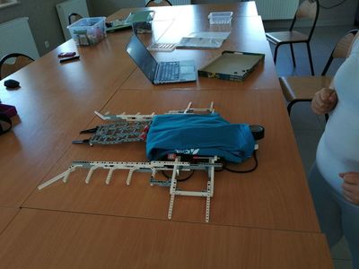Zdjęcie przedstawia maszynę, która ukończyła składanie koszulki w PWD Kusice.
