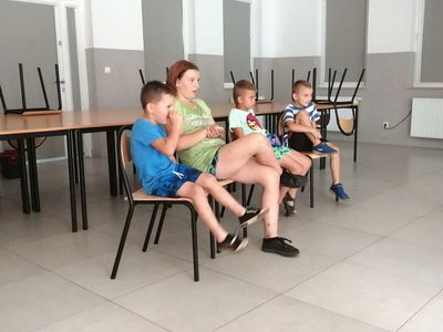 Zdjęcie przedstawia dzieci oglądające film przygotowany do zajęć w Placówce Wsparcia Dziennego w Kusicach.