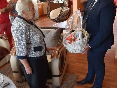 Zdjęcie przedstawia Panią Marię Musielaniec, która otrzymała kosz upominkowy od wójta Radosława Nowakowskiego. 
