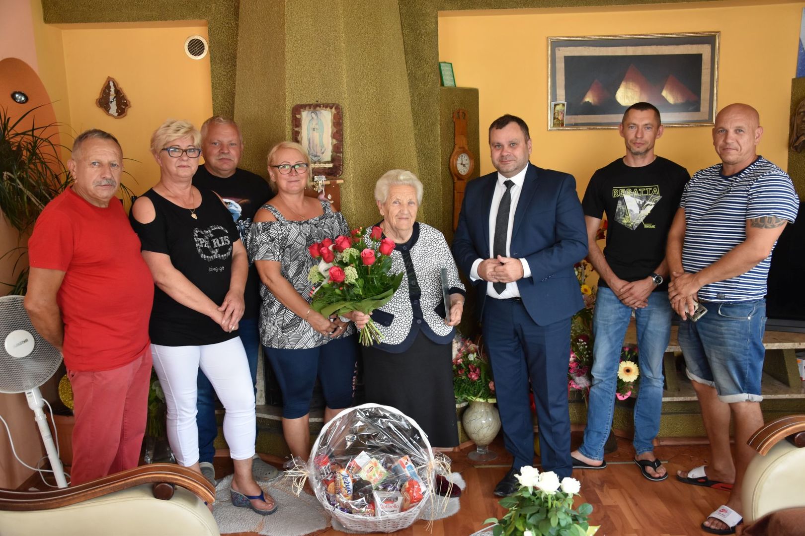 Zdjęcie grupowe przedstawia Jubilatkę, Panią Marię Musielaniec w obecności wójta Radosława Nowakowskiego oraz jej synów i rodziny.