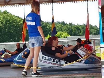 Podopieczni PWD Paproty na przejażdżce samochodzikami elektrycznymi.
