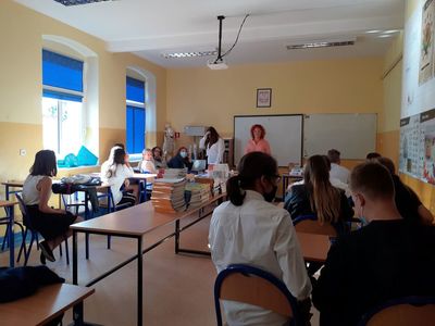 Zdjęcie przedstawia nauczycielkę oraz uczniów z SP Niemica podczas rozpoczęcia roku szkolnego 2020/2021.