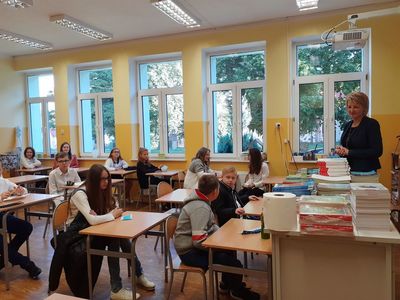 Zdjęcie przedstawia nauczycielkę oraz uczniów z SP Niemica podczas rozpoczęcia roku szkolnego 2020/2021. 