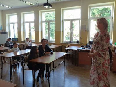 Zdjęcie przedstawia nauczycielkę oraz uczniów z SP Niemica podczas rozpoczęcia roku szkolnego 2020/2021. 
