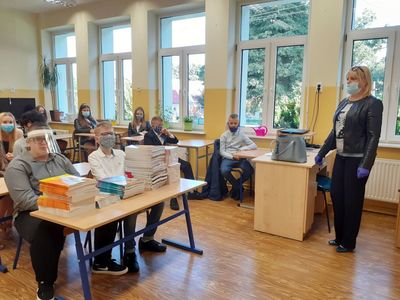 Zdjęcie przedstawia nauczycielkę oraz uczniów z SP Niemica podczas rozpoczęcia roku szkolnego 2020/2021. 