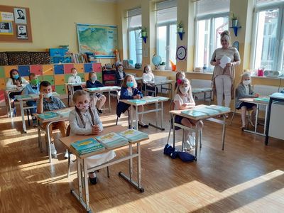 Zdjęcie przedstawia nauczycielkę oraz uczniów z SP Niemica podczas rozpoczęcia roku szkolnego 2020/2021. 