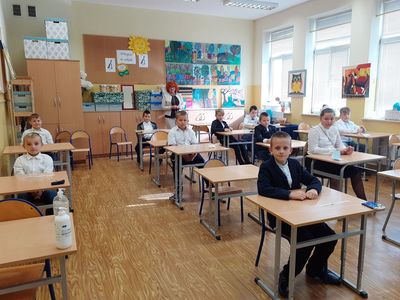 Zdjęcie przedstawia nauczycielkę oraz uczniów z SP Niemica podczas rozpoczęcia roku szkolnego 2020/2021. 