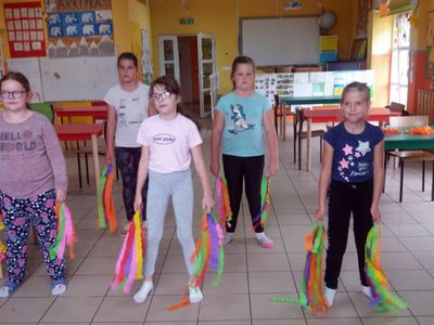 Zdjęcie przedstawia tańczące dzieci z PWD Laski.
