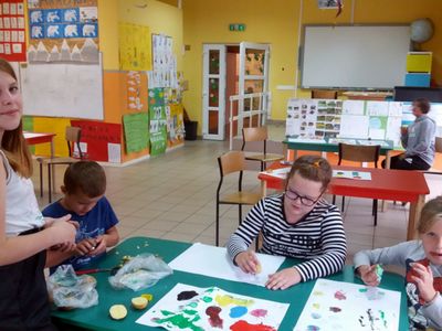 Zdjęcie przedstawia wychowanków PWD Laski podczas robienia ziemniaczanych pieczątek.