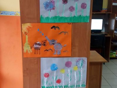 Zdjęcie przedstawia prace plastyczne wychowanków PWD Laski.