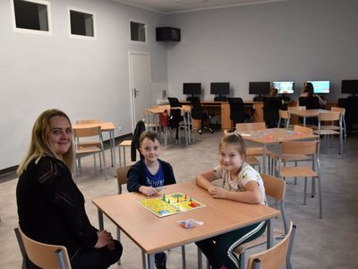 Zdjęcie przedstawia wychowanków Świetlicy Kultury w Malechowie podczas gry z wychowawczynią. 