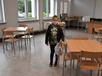 Zdjęcie przedstawia wychowankę Świetlicy Kultury w Malechowie podczas gry z wychowawczynią. 