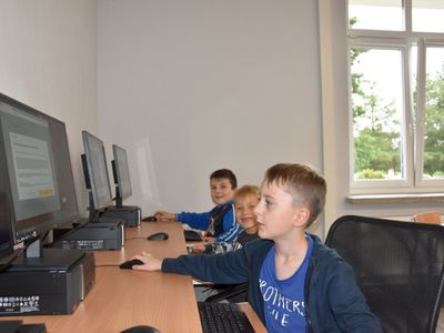 Zdjęcie przedstawia wychowanków Świetlicy Kultury w Malechowie przy stanowiskach komputerowych. 