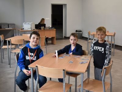 Zdjęcie przedstawia wychowanków Świetlicy Kultury w Malechowie oraz opiekuna świetlicy w tle. 