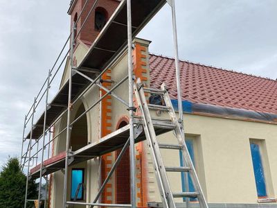 Zdjęcie przedstawia dom przedpogrzebowy w Malechowie i rusztowania. 