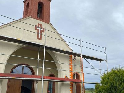 Zdjęcie przedstawia dom przedpogrzebowy w Malechowie i rusztowania. 