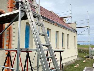 Zdjęcie przedstawia dom przedpogrzebowy w Malechowie i rusztowania. 