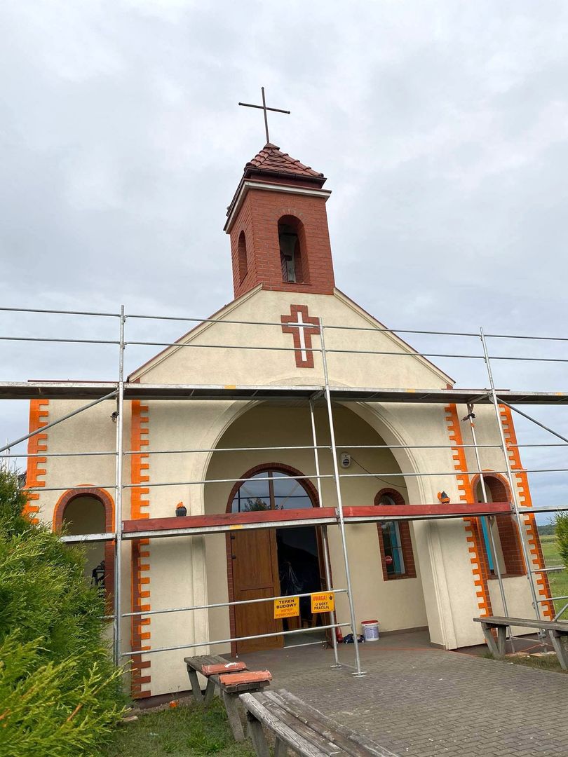 Zdjęcie przedstawia dom przedpogrzebowy w Malechowie i rusztowania.