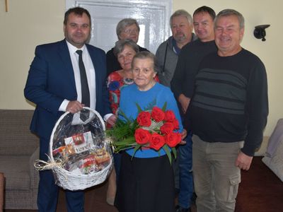 Zdjęcie przedstawia Jubilatkę Annę Konarską wraz z wójtem Radosławem Nowakowskim oraz jej dziećmi.