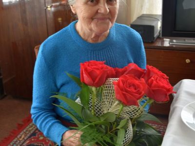 Zdjęcie przedstawia Jubilatkę, 95-letnią Annę Konarską z Podgórek z bukietem róż. 