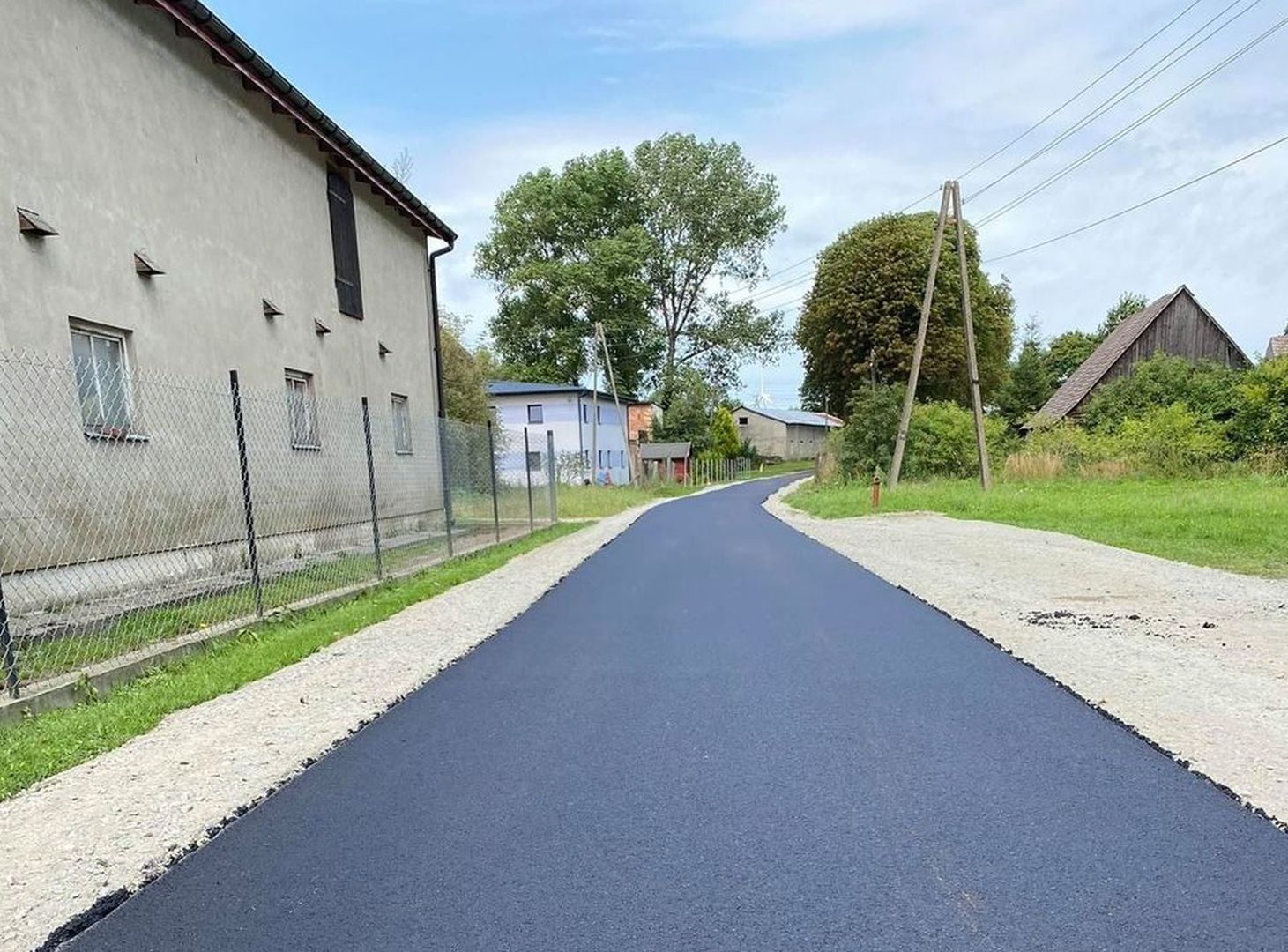 Zdjęcie przedstawia zmodernizowaną drogę w Darskowie.