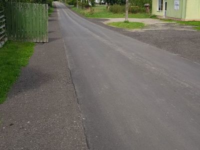 Zdjęcie przedstawia wyremontowaną drogę w Podgórkach.