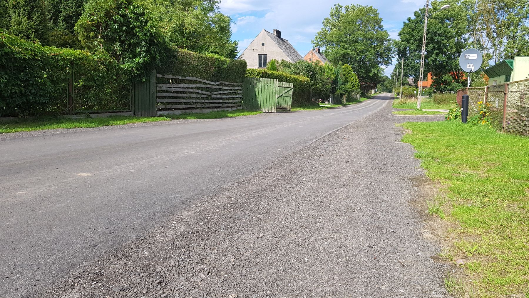 Zdjęcie przedstawia wyremontowaną drogę w Podgórkach.