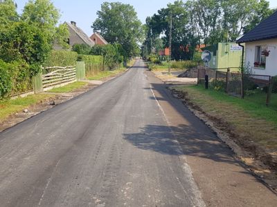 Zdjęcie przedstawia remontowaną drogę w Podgórkach.