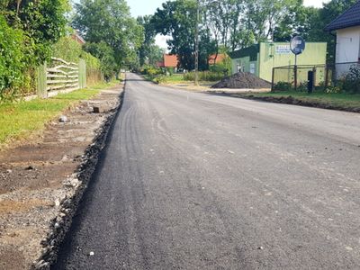 Zdjęcie przedstawia remontowaną drogę w Podgórkach.