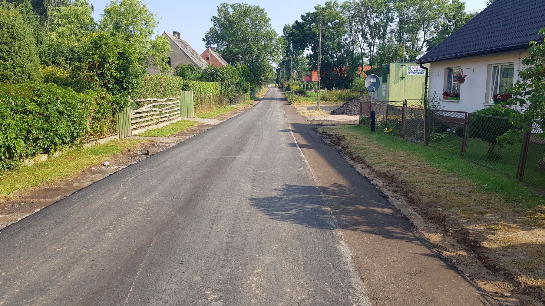 Zdjęcie przedstawia remontowaną drogę w Podgórkach.