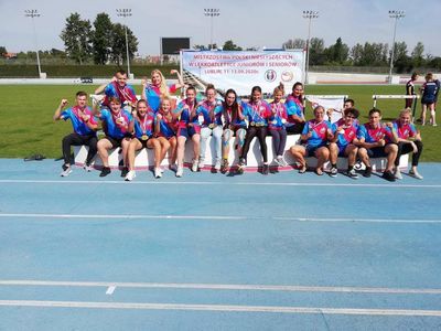 Zdjęcie przedstawia członków Klubu Sportowego Wrocławskiego Klubu Sportowego Niesłyszących ŚWIT Wrocław podczas zawodów w Lublinie. 