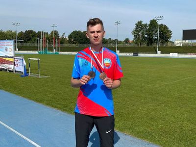 Zdjęcie przedstawia Rafała Zagajewskiego pozującego ze zdobytymi medalami.