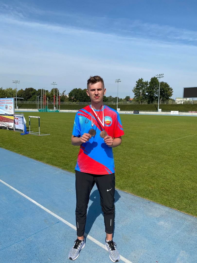 Zdjęcie przedstawia Rafała Zagajewskiego pozującego ze zdobytymi medalami.