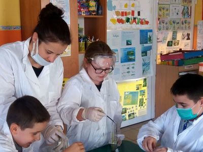 Zdjęcie przedstawia grupkę dzieci z PWD w Laskach podczas zajęć fizyczno- chemicznych z elementami matematyki.