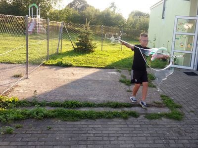 Zdjęcie przedstawia eksperyment z wędrującą wodą przygotowany podczas zajęć fizyczno- chemicznych z elementami matematyki w PWD w Laskach.