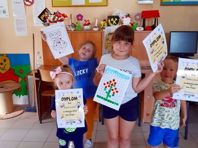 Zdjęcie przedstawia podopiecznych PWD Paproty z dyplomami otrzymanymi za aktywny i kreatywny udział w zajęciach w ramach obchodów Dnia Kropki.