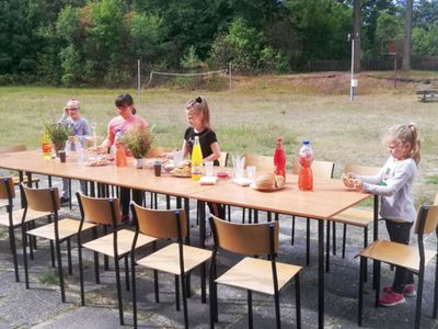 Zdjęcie przedstawia dziewczynki z PWD w Sulechowie przygotowujące nakrycie stołu.
