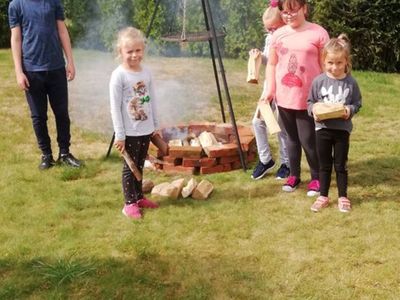 Zdjęcie przedstawia dzieci z PWD w Sulechowie stojące przy ognisku.