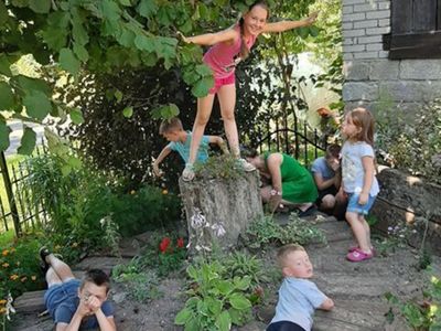 Zdjęcie przedstawia wychowanków PWD Przystawy podczas zajęć w ogrodzie. 