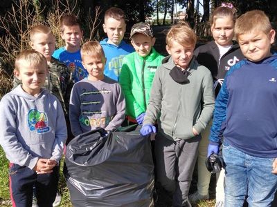 Zdjęcie przedstawia klasę 3 ze Szkoły Podstawowej w Niemicy podczas sprzątania.