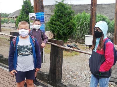 Zdjęcie dzieci z PWD Sulechowo podczas wyciecki do Sea Parku w Sarbsku.