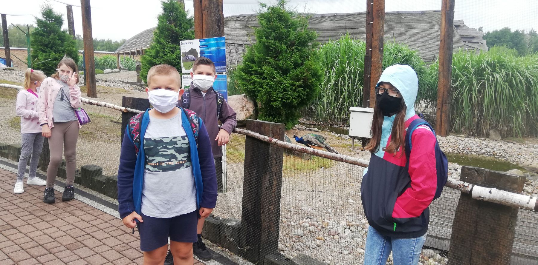 Zdjęcie dzieci z PWD Sulechowo podczas wyciecki do Sea Parku w Sarbsku.