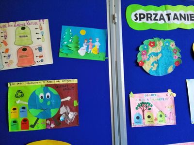 Zdjęcie przedstawia tablicę z pracami wykonanymi w związku z akcją sprzątania świata przez uczniów SP Lejkowo. 