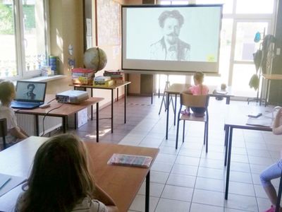 Zdjęcie przedstawia dzieci z Pwd w Sulechowie oglądające prezentację multimedialną podczas zajęć dziennikarskich.