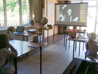 Zdjęcie przedstawia dzieci z PWD w Sulechowie podczas oglądania prezentacji multimedialnej.