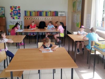 Zdjęcie przedstawia dzieci z Pwd w Sulechowie podczas wykonywania prac plastycznych.