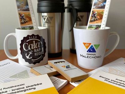 Zdjęcie przedstawia pakiety promocyjne Gminy Malechowo jako nagrody w Konkursie Fotograficznym InstaMalechowo 2020.