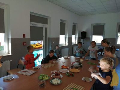 Zdjęcie przedstawia dzieci przygotowujące swoje kanapki w  PWD w Kucicach.