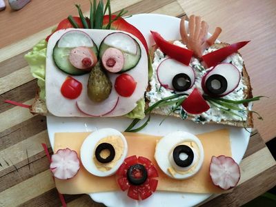 Zdjęcie przedstawia zwariowane kanapki przygotowane przez dzieci w Placówce Wsparcia Dziennego w Kusicach.